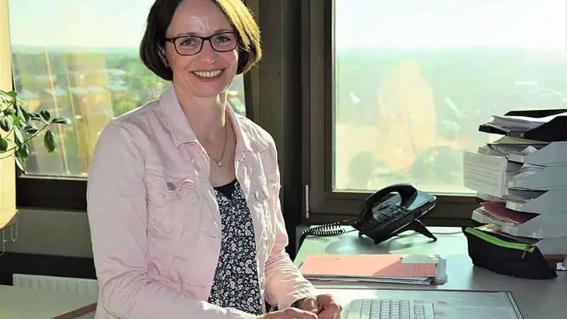 Marion Sievers aus Dithmarschen an ihrem Arbeitsplatz im oberen Stockwerk eines Hochhauses